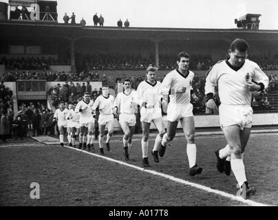 Fußball, Regionalliga West 1964/1965, Rot-Weiss Oberhausen gegen Borussia Moenchengladbach 0:2, Team von Borussia Moenchengladbach kommt im Niederrhein-Stadion, v.l.n.r.: Heynckes, Rupp, Waddey, Netzer, Lowin, W. Wimmer, Milder, Jansen, b&w, schwarz ein Stockfoto