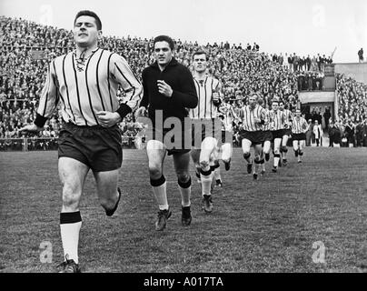 Fußball, Regionalliga West 1964/1965, Borussia Mönchengladbach gegen Alemannia Aachen 2:0, Team von Alemannia Aachen kommt im Boekelberg Stadion, voran Teamleiter Christian Breuer, Keeper Gerhard Prokop, Erwin Hermandung, b&w, schwarze und weiße, bla Stockfoto