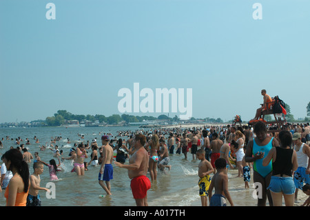 NYC Rettungsschwimmer beobachten eine Menge Badegäste an Orchard Beach Bronx an einem heißen Sommer-Wochenende Stockfoto