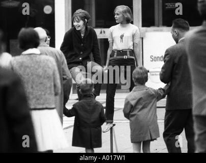 Die Beatles, Konzert in Essen, Ruhrgebiet, Gruga-Halle, 1966, 1960er Jahre, der sechziger Jahre, England, London, Großbritannien, britische pop-Band, Musik, Musiker, Gruppe, pop Musik, Sänger, Jugendliche warten auf Eingang, Jugendliche, Mädchen, Teenager, Teenager, Ventilatoren, b&w, Bla Stockfoto