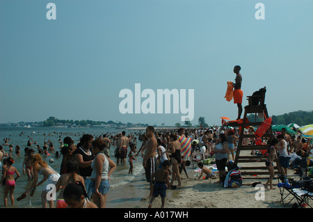 NYC Rettungsschwimmer beobachten Badegäste an Orchard Beach an einem heißen Sommer-Wochenende Stockfoto