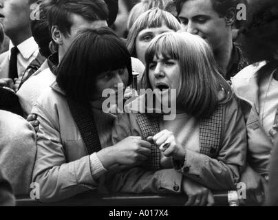 Die Beatles, Konzert in Essen, Ruhrgebiet, Gruga-Halle, 1966, 1960er Jahre, der sechziger Jahre, England, London, Großbritannien, britische pop-Band, Musik, Musiker, Gruppe, pop, Musik, Sänger, Jugendliche warten auf Eingang, Jugendliche, Mädchen, jungen, Jugendliche, Teenager, Ventilatoren, b & Stockfoto