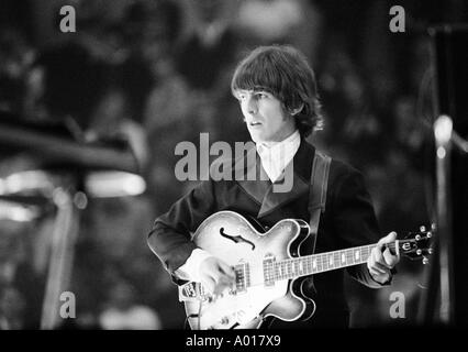 Die Beatles, Konzert in Essen, Ruhrgebiet, Gruga-Halle, 1966, 1960er Jahre, der sechziger Jahre, England, London, Großbritannien, britische pop-Band, Musik, Musiker, Gruppe, pop Musik, Sänger, George Harrison, Gitarre, b&w, schwarze und weiße, schwarze & weiß Fotografie Stockfoto