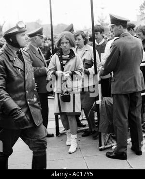 Die Beatles, Konzert in Essen, Ruhrgebiet, Gruga-Halle, 1966, 1960er Jahre, der sechziger Jahre, England, London, Großbritannien, britische pop-Band, Musik, Musiker, Gruppe, pop, Musik, Sänger, Jugendliche, Eröffnung des Eingang, Jugendliche, Mädchen, jungen, Jugendliche, Teenager, Fans Stockfoto