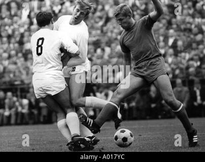 Fußball, Bundesliga, 1967/1968, FC Schalke 04 gegen Borussia Mönchengladbach 3:4, Stadion Glueckauf Kampfbahn, Szene des Spiels, v.l.n.r. Laumen, Netzer, Pliska, b&w, schwarze und weiße, schwarze & weiß Fotografie Stockfoto