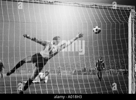 Fußball, Bundesliga, 1970/1971, Rot-Weiss Oberhausen vs. Bayern München 0:4, Niederrhein Stadion Ziel FC Bayern München, Torhüter Scheid ist hilflos, b&w, schwarze und weiße, schwarze & weiß Fotografie Stockfoto