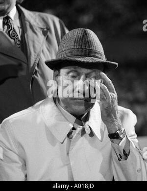 Fußball, Bundesliga, 1972/1973, Wuppertaler SV vs. Bayern München 1:1, Stadion am Zoo, Nationaltrainer Helmut Schoen, Beobachter, b&w, schwarze und weiße, schwarze & weiß Fotografie Stockfoto