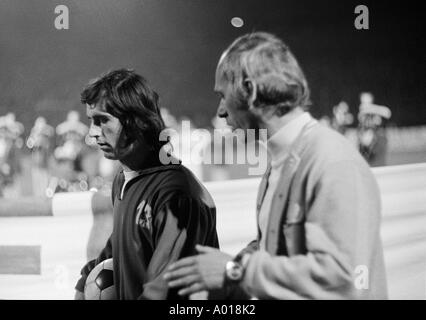 Fußball, Bundesliga, 1972/1973, Wuppertaler SV vs. Bayern München 1:1 Stadion bin Zoo, Trainer Udo Lattek (Bayern) Recht und Gerd Mueller (Bayern), b&w, schwarze und weiße, schwarze & weiß Fotografie Stockfoto