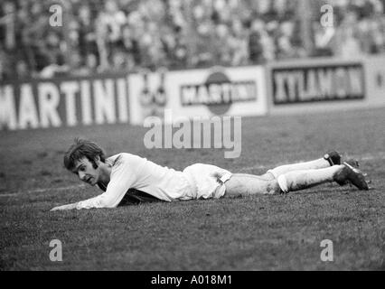 Fußball, Bundesliga, 1973/1974, Borussia Moenchengladbach vs. MSV Duisburg 3:2, Boekelberg Stadion, Horst Koeppel liegen auf dem Rasen, b&w, schwarz und weiß, schwarze & weiß Fotografie Stockfoto