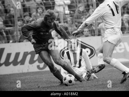 Fußball, Bundesliga, 1973/1974, Borussia Moenchengladbach vs. MSV Duisburg 3:2, Boekelberg Stadion, Bernd Dietz in Ballbesitz, Bernd Rupp auf dem Rasen, b&w, schwarze und weiße, schwarze & weiß Fotografie Stockfoto