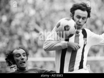 Fußball, Bundesliga, 1973/1974, Borussia Moenchengladbach vs. MSV Duisburg 3:2, Boekelberg Stadion, Szene des Spiels, Johannes Linssen, Horst Koeppel, b&w, schwarze und weiße, schwarze & weiß Fotografie Stockfoto