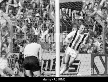 Fußball, Bundesliga, 1973/1974, Borussia Moenchengladbach gegen Bayern München 5:0, Boekelberg Stadion Ziel Gladbach, Torwart Sepp Maier, Guenter Koestner, b&w, schwarze und weiße, schwarze & weiß Fotografie Stockfoto