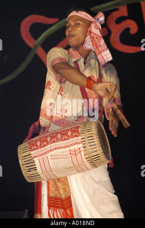 Mann, der während des traditionellen Assam Bihu-Tanzes beim Namchi Festival in Sikkim, Indien, Trommeln spielt. Stockfoto