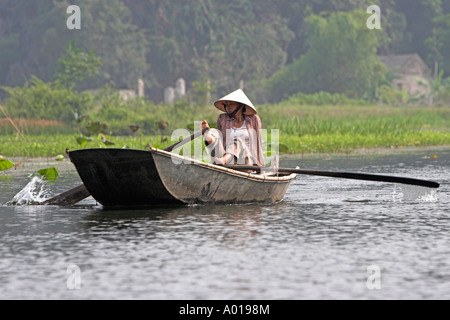 Ungewöhnliche Fuß Rudern Tam Coc Bereich der Ngo Dong River in der Nähe von Ninh Binh Nord-Vietnam Stockfoto