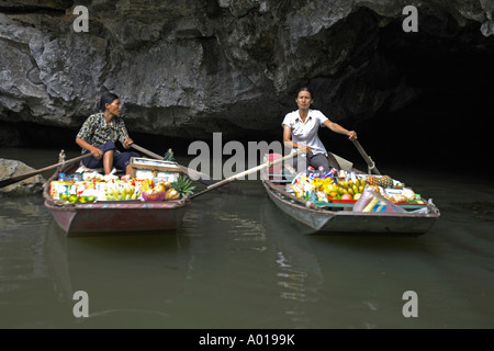 Schwimmende Shop Anbieter verkaufen Obst und Getränke außerhalb Tam Coc Höhle Ngo Dong River in der Nähe von Ninh Binh Nord-Vietnam Stockfoto