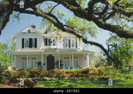 Großer high-End-viktorianischen Stil mit breiten Terrassen und gepflegten Garten umrahmt von Reife Live-Eiche, Louisiana USA nach Hause Stockfoto
