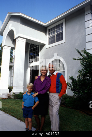 Wirkliche Leute Family Portrait vor teures Haus Stockfoto