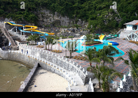 Cat Ba Water Park Resort auf angenehmen tropischen Strand Insel Cat Ba Vietnam Stockfoto