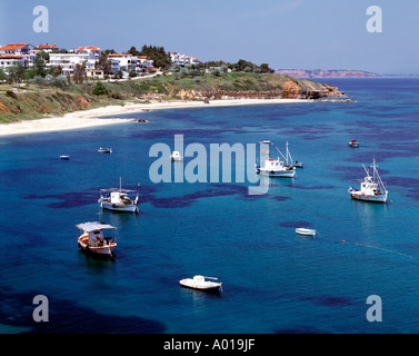 Meeresbucht Mit Fischerbooten in Nea Fokea, Chalkidike, Griechenland Stockfoto