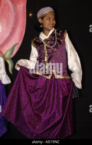 Frau, die einen traditionellen nepalesischen Tanz während des Namchi-Kulturfestivals in Sikkim, Indien, aufführt. Stockfoto