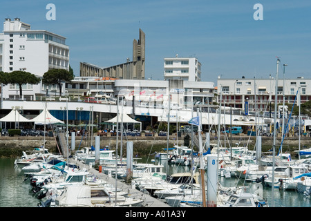 Blick über den Yachthafen, die konkrete Eglise Notre Dame Royan Charente Maritime-Frankreich Stockfoto