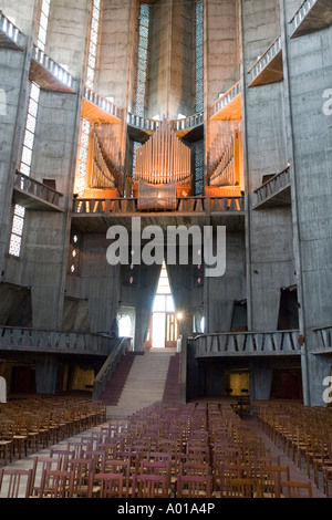 das Innere der Eglise Notre Dame, einschließlich der Orgel von Robert Boisseau Royan Charente Maritime-Frankreich Stockfoto