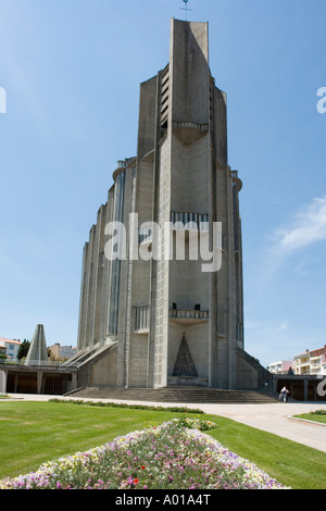 der moderne Beton Eglise Notre-Dame von Gillet und Hebrard Royan Charente Maritime Frankreich Stockfoto