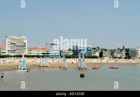 Menschen und kleine Boote am Strand von Front de Mer Royan Charente-Maritime-Frankreich Stockfoto