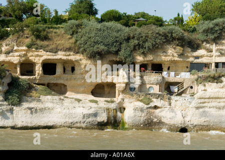 Häuser in der Klippe an den Ufern der Gironde Meschers Sur Gironde Charente Maritime France schneiden Stockfoto