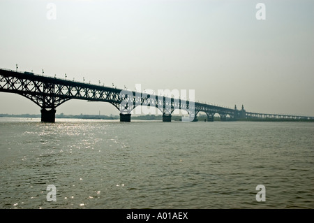 Die 4-spurige Doppel Decker, Bahn, Autobahn und Eisenbahn Brücke über den Jangtse-Fluss, Nanjing Stockfoto