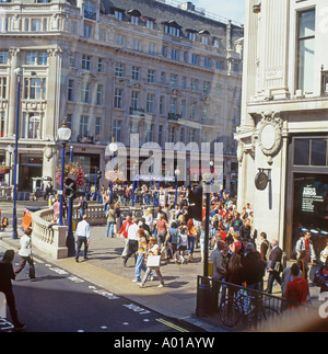 Fußgänger und Shopper in Oxford Circus, London, England, UK KATHY DEWITT Stockfoto