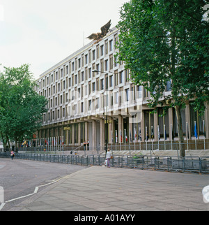 Die USA-Botschaft in Grosvenor Square Gebäude entworfen vom Architekten Eero Saarinen London, England, UK Stockfoto