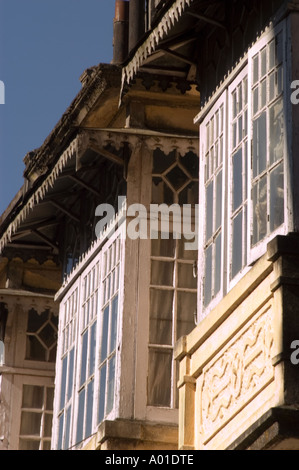 Gebäude aus britischer Ära mit großen Fenstern in Darjeeling, Westbengalen, Indien. Kolonialarchitektur und Vintage Holzfenster. Stockfoto