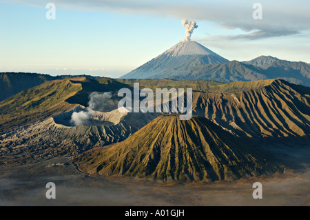 Sonnenaufgang über den Bromo Tengger Caldera, Mount Bromo Mount Batok, Mount Semeru auf der Insel Java, Indonesien Stockfoto