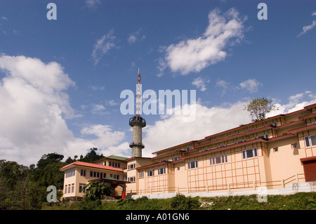 Radio- und Fernsehturm mit Gebäuden in Gangtok, Sikkim, Indien. Telekommunikationsmast und Architektur unter blauem Himmel mit Wolken. Stockfoto