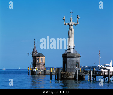 Konstanzer Pegel Im Hafen, Imperia-Statue von Peter Lenk, Kurtisane, Hafeneinfahrt, Hafentor, Konstanz, Rhein, Seerhein, Bodensee, Baden-Württemberg Stockfoto