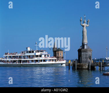 Konstanzer Pegel Im Hafen, Imperia-Statue von Peter Lenk, Kurtisane, Hafeneinfahrt, Hafentor, Ausflugsdampfer, Passagierschiff, Konstanz, Rhein, Seerh Stockfoto