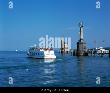 Konstanzer Pegel Im Hafen, Imperia-Statue von Peter Lenk, Kurtisane, Hafeneinfahrt, Hafentor, Ausflugsdampfer, Passagierschiff, Konstanz, Rhein, Seerh Stockfoto