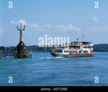 Konstanzer Pegel Im Hafen, Imperia-Statue von Peter Lenk, Kurtisane, Hafeneinfahrt, Hafentor, Ausflugsdampfer, Passagierschiff, Konstanz, Rhein, Seerh Stockfoto