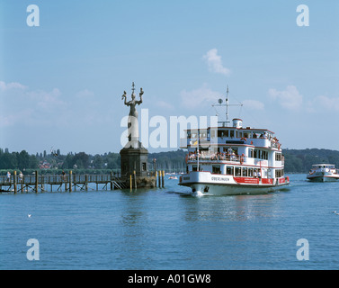 Konstanzer Pegel Im Hafen, Imperia-Statue von Peter Lenk, Kurtisane, Hafeneinfahrt, Hafentor, Ausflugsdampfer, Passagierschiff, Konstanz, Rhein, Seerh Stockfoto