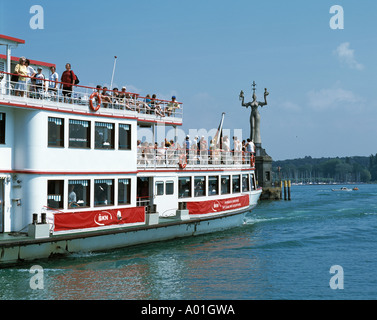 Konstanzer Pegel Im Hafen, Imperia-Statue von Peter Lenk, Kurtisane, Hafeneinfahrt, Hafentor, Ausflugsdampfer, Passagierschiff, Konstanz, Rhein, Seerh Stockfoto