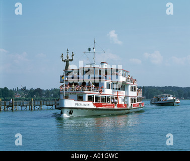 Konstanzer Pegel Im Hafen, Imperia-Statue von Peter Lenk, Kurtisane, Hafeneinfahrt, Hafentor, Ausflugsdampfer, Passagierschiff, Konstanz, Rhein, Seerh Stockfoto