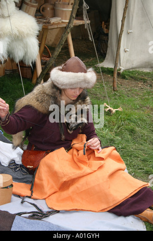 Eine Frau ist Nähen an der sächsischen Feldlager des Re Inszenierung der Schlacht von Hastings 1066. Stockfoto