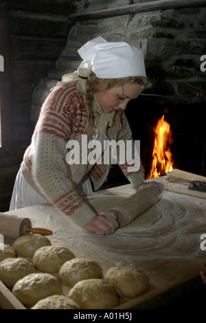 Eine Frau backt Brot im Inneren der folk Museum unter freiem Himmel in Bygdoy Oslo. Stockfoto