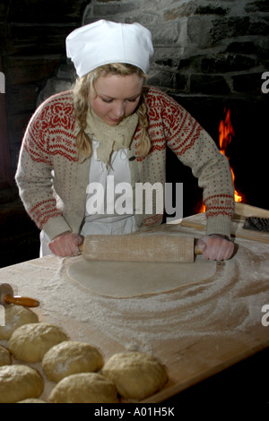 Eine Frau backt Brot im Inneren der folk Museum unter freiem Himmel in Bygdoy Oslo Norwegen. Stockfoto