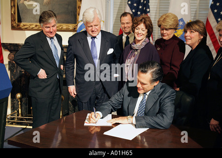 Senator Ted Kennedy Uhren als Gouverneur Mitt Romney eine Rechnung in Gesetz unterzeichnet Stockfoto