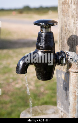 Schwarzen Ständer Rohr öffentlichen Wasserhahn fließendes Wasser Stockfoto