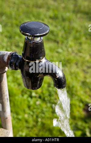 Schwarzen Ständer Rohr öffentlichen Wasserhahn fließendes Wasser Stockfoto