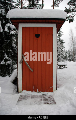 Schnee bedeckt Outdoor-Toilette zu einem finnischen Sommerhaus Finnland, Scandinavia Stockfoto