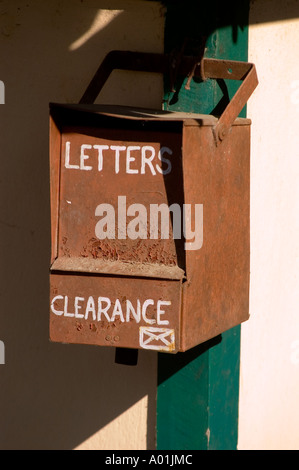 Ein rostiger Briefkasten der Red Indian Post mit weißem Schriftzug, montiert auf einem Posten in Kalimpong, Westbengalen, Indien. Stockfoto